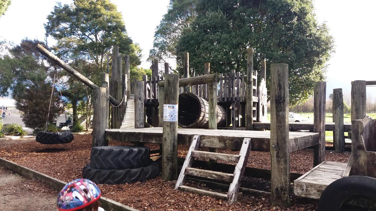 Annies Nirvana Lodge Backpackers Takaka Exterior photo